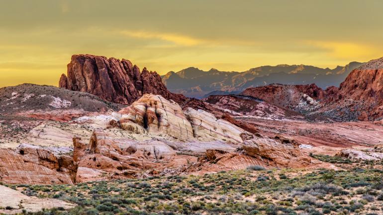 火焰谷州立公园因其鲜红色的砂岩地层而得名。