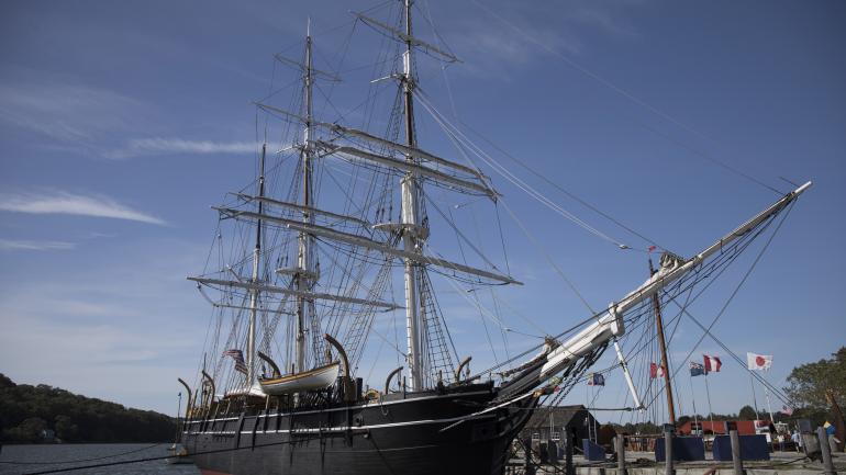 停靠在神秘海港的查尔斯·摩根号