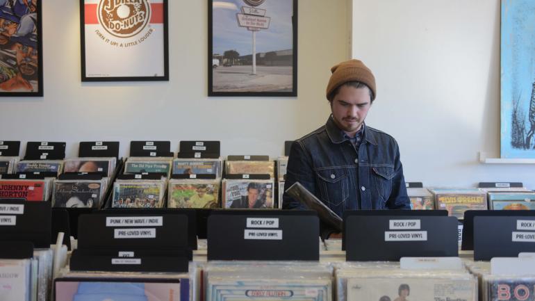 在休斯敦的一家必游之地选购黑胶唱片 在休斯敦的一家必游之地选购黑胶唱片