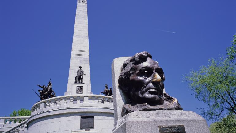摸一下亚伯拉罕·林肯的鼻子，祈祷带来好运