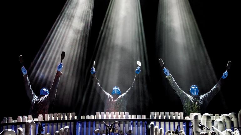 观看蓝人乐团演出，享受多重感观体验