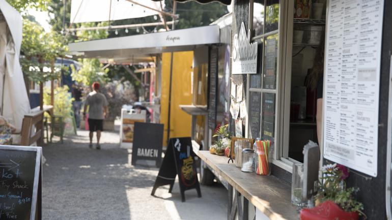 在 Division Food Carts 美食摊探索来自世界各地的风味美食 在 Division Food Carts 美食摊探索来自世界各地的风味美食