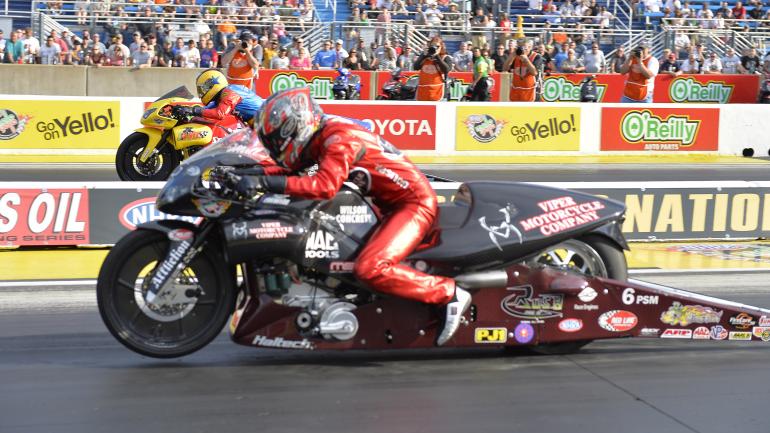 摩托短程高速赛车沿着 66 号公路赛道飞驰