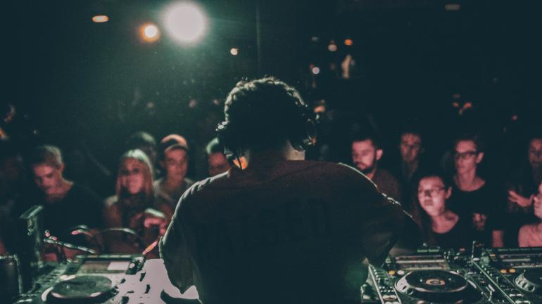 DJ 正为狂欢的人潮炫技表演 DJ 正为狂欢的人潮炫技表演