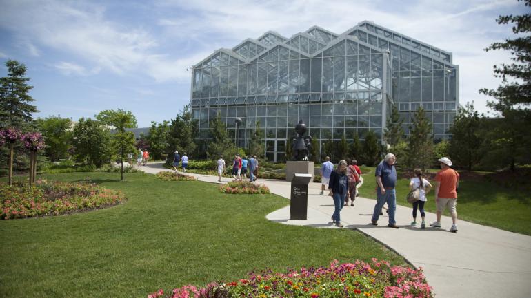 Lena Meijer Tropical Conservatory 热带温室是弗雷德里克梅哲花园与雕塑公园的一部分,拥有 500 多种植物 Lena Meijer Tropical Conservatory 热带温室是弗雷德里克梅哲花园与雕塑公园的一部分,拥有 500 多种植物