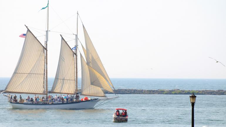 一艘阿普尔多尔帆船沿着萨吉诺湾顺流而下