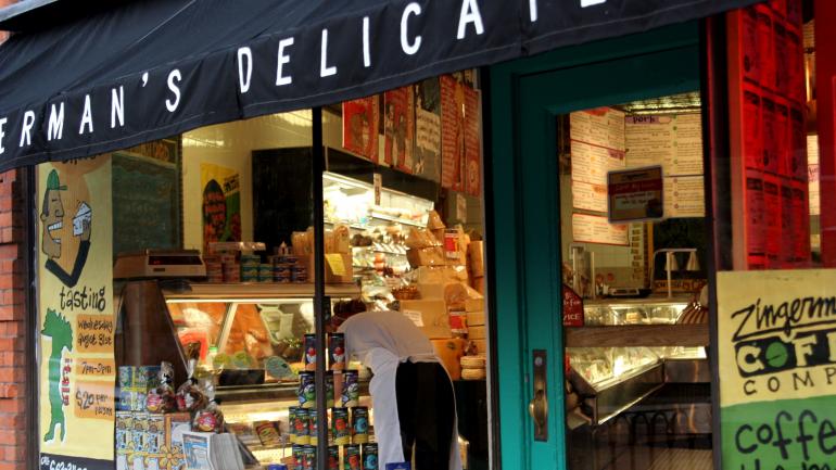 Zingerman's Delicatessen 熟食店位于市中心的安娜堡农贸市场附近 Zingerman's Delicatessen 熟食店位于市中心的安娜堡农贸市场附近