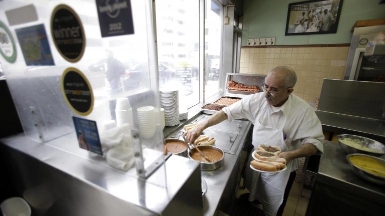 Lafayette Coney Island 餐厅的一名员工正在准备热狗