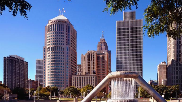 底特律市中心的静谧公园和城市天际线景观