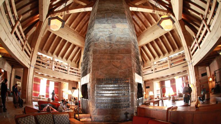 林界小屋度假村令人印象深刻的大堂壁炉是一处理想的聚会场所