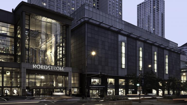 在伊利诺伊州北桥商场整整绵延六条城市街区的商店内信步闲逛,享受一整天的购物乐趣 在伊利诺伊州北桥商场整整绵延六条城市街区的商店内信步闲逛,享受一整天的购物乐趣