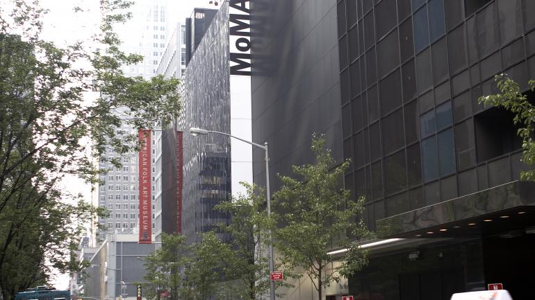 现代艺术博物馆（Museum of Modern Art）是一座倍受欢迎的当代艺术博物馆，位于第五大道和第六大道之间的第 53 街