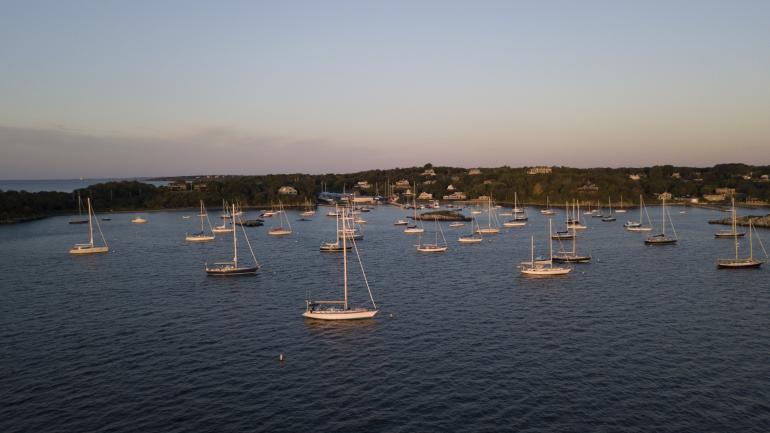 停泊在纽波特海港周围的帆船