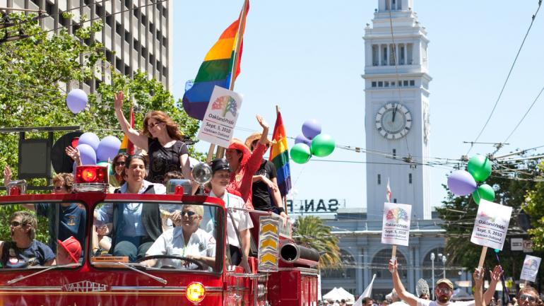 旧金山渡轮大厦前举行的同志骄傲游行 旧金山渡轮大厦前举行的同志骄傲游行