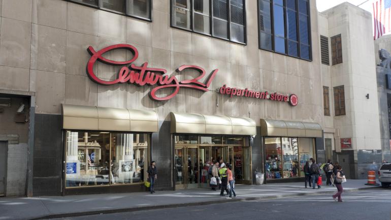 科特兰街上 21 世纪百货商场门前进进出出的顾客