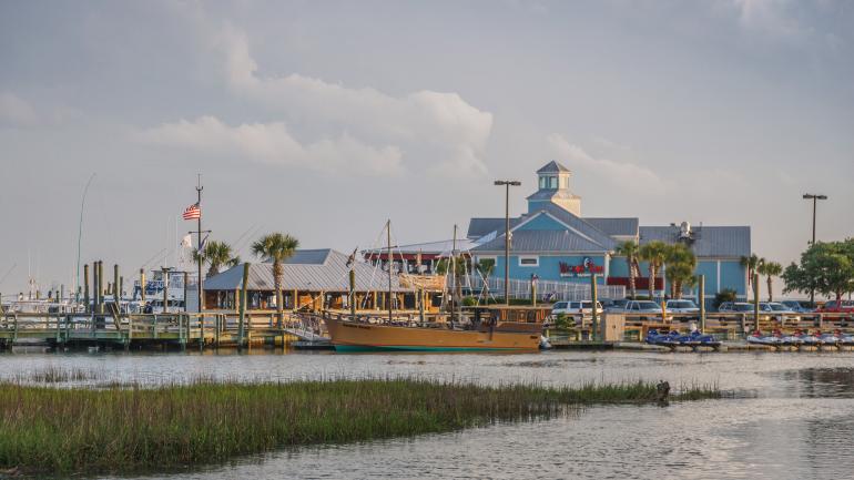 默雷尔斯因莱特 MarshWalk 木板路路旁水域中停泊的船只