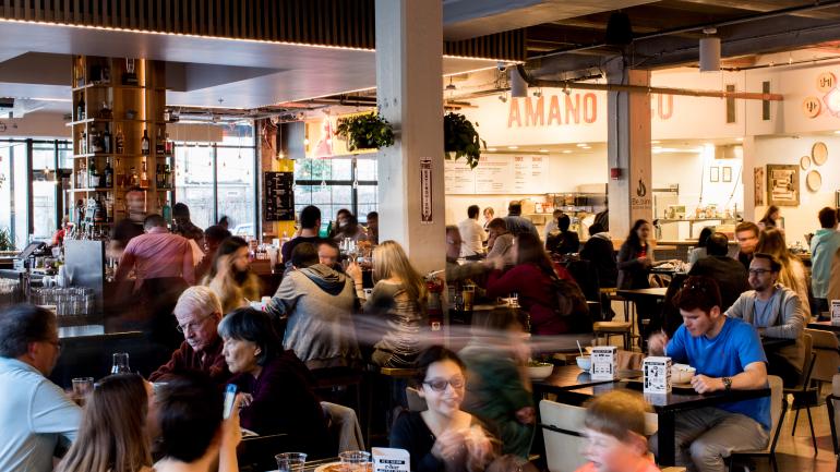 热闹非凡的 R.House 美食广场 热闹非凡的 R.House 美食广场