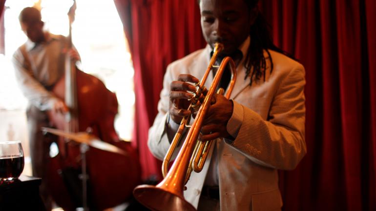 Peoples Health New Orleans Jazz Market 爵士市场的一位爵士长号手在登台演出前热身