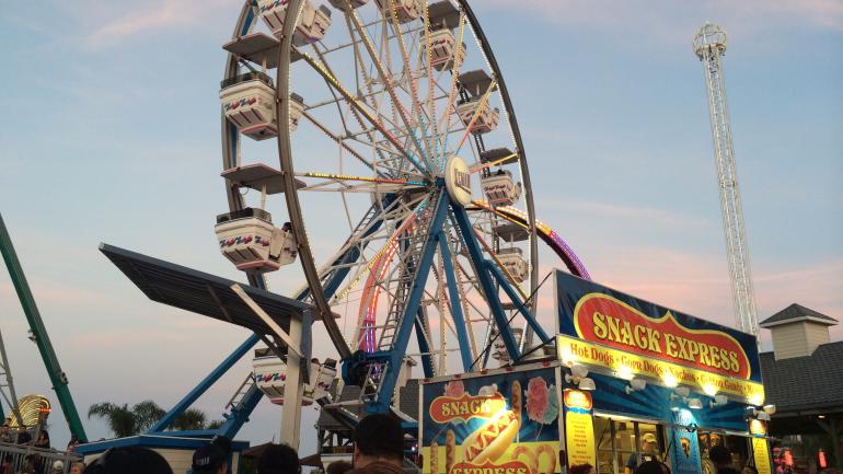 休斯敦市中心水族馆游乐区的摩天轮 休斯敦市中心水族馆游乐区的摩天轮