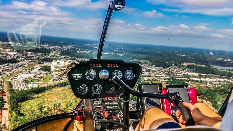 参加直升机历险旅行社的观光之旅期间，从直升机驾驶舱内俯瞰美特尔海滩