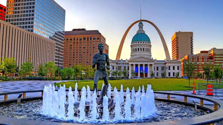 圣路易斯的 Kiener Plaza 广场，背面是大拱门