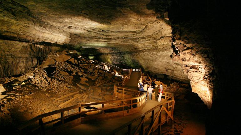 在猛犸洞穴国家公园探索地下洞穴