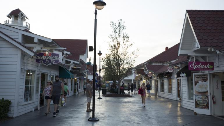 海滩百老汇上的几家专卖店