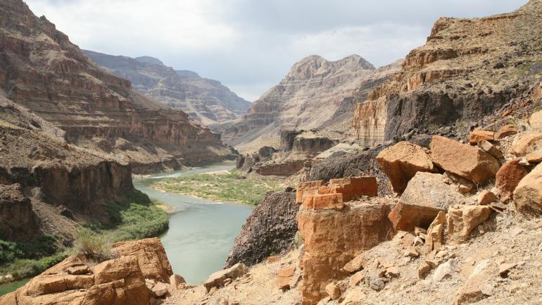 乘 ATV 车穿越惠特莫尔冲蚀地