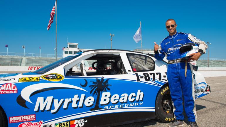 坐在由司机代驾的纳斯卡塞车中,在美特尔海滩赛车场驰骋 坐在由司机代驾的纳斯卡塞车中,在美特尔海滩赛车场驰骋