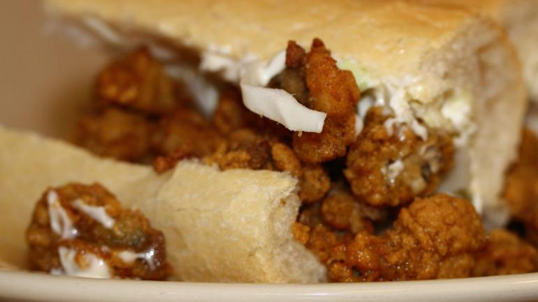 来自 Oceana Grill 餐厅的路易斯安那州穷孩子油炸牡蛎三明治 来自 Oceana Grill 餐厅的路易斯安那州穷孩子油炸牡蛎三明治