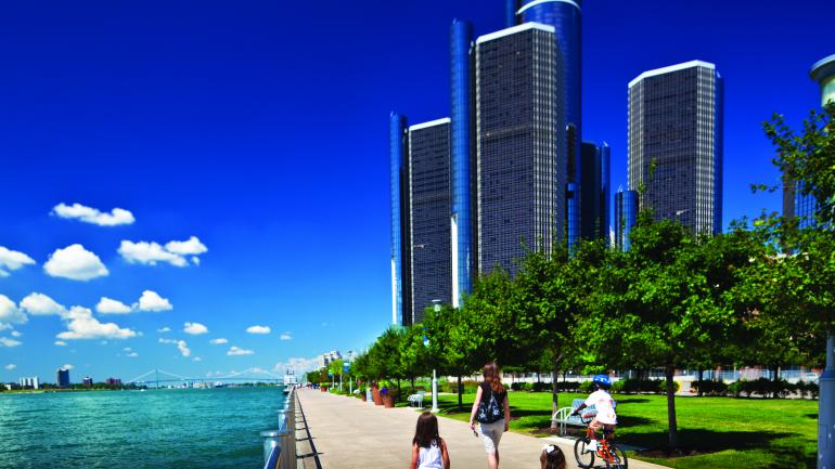 一家人正沿着底特律湖岸线旁的热门道路滨河步道散步 一家人正沿着底特律湖岸线旁的热门道路滨河步道散步