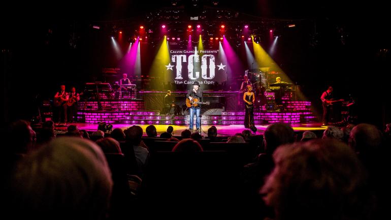 美特尔海滩奥普里剧场内的乡村音乐表演