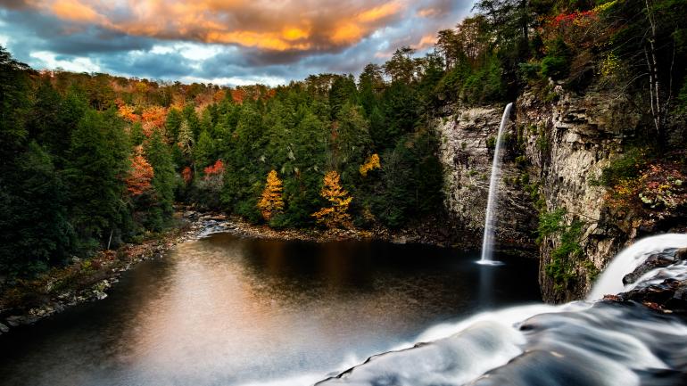 坎恩溪瀑布(Cane Creek)是秋溪瀑布州立公园内的众多瀑布之一 坎恩溪瀑布(Cane Creek)是秋溪瀑布州立公园内的众多瀑布之一