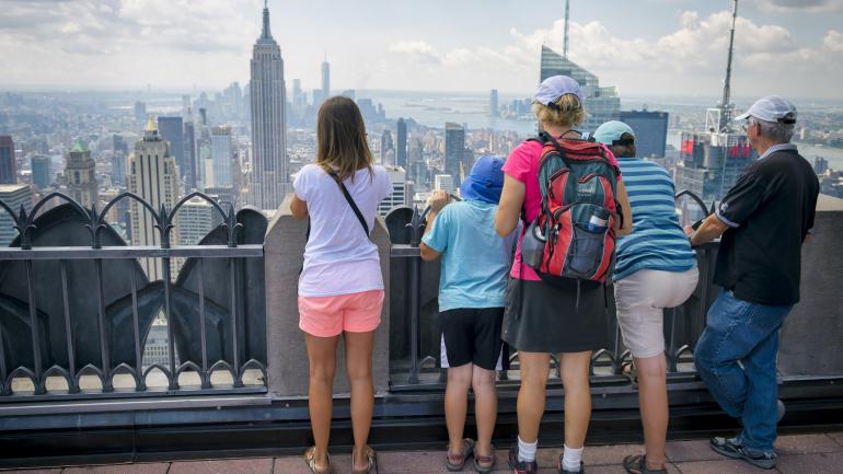 一家人在峭石之巅观景台上眺望帝国大厦