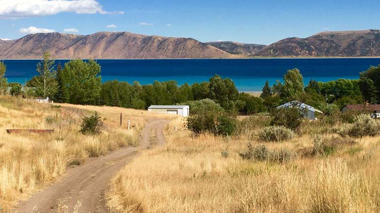 熊湖秀美的蓝色湖水