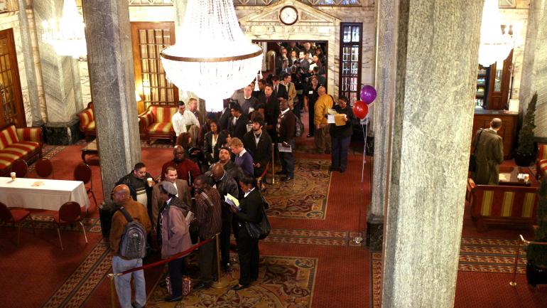 人们在惠特科姆酒店大堂内排队参加会议 人们在惠特科姆酒店大堂内排队参加会议