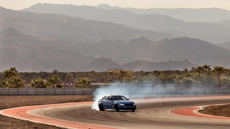 一名赛车手正在征战宝马性能体验中心的赛道 一名赛车手正在征战宝马性能体验中心的赛道