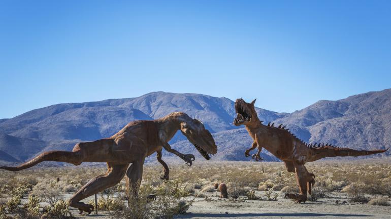 里卡多布里切达的金属雕塑在公园内随处可见
