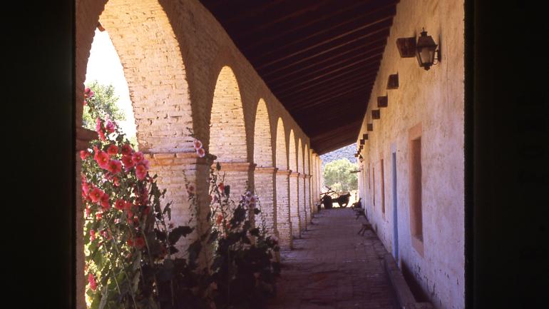 历史久远的圣安东尼奥得帕德传教站的拱廊