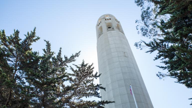 科伊特塔高 64 米,矗立在特雷格拉夫山山顶 科伊特塔高 64 米,矗立在特雷格拉夫山山顶