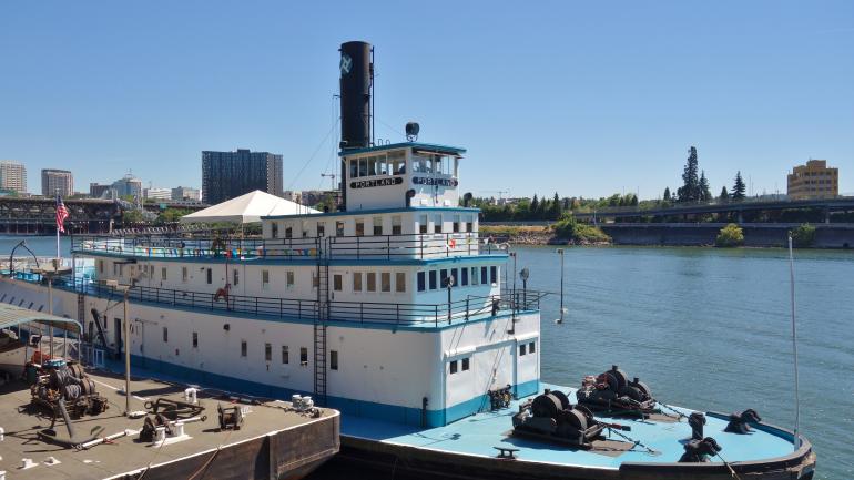 这艘经过全面还原的拖船建于 1947 年，是俄勒冈州海事博物馆的栖身之所