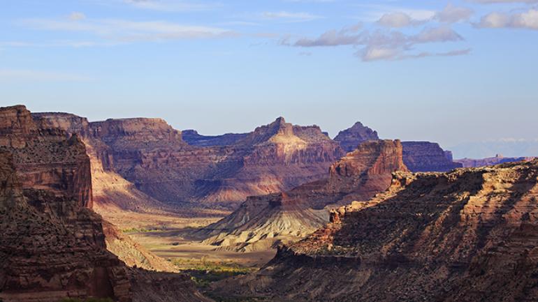 由圣拉斐尔河历经数百多万年冲刷形成的小大峡谷