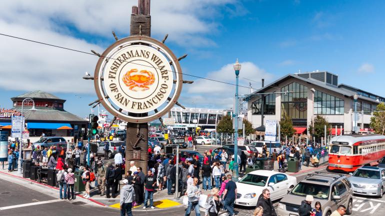 游客游览热门的渔人码头 游客游览热门的渔人码头