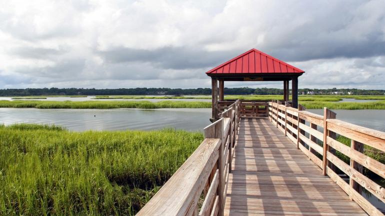 希尔顿黑德岛上的钓鱼码头以及可欣赏沼泽美景的瞭望台 希尔顿黑德岛上的钓鱼码头以及可欣赏沼泽美景的瞭望台