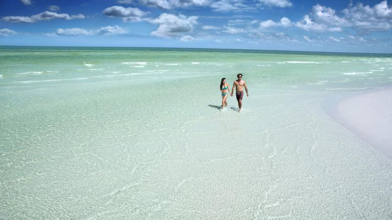 一对夫妇漫步在清水湾海滩上