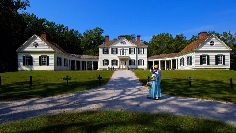 穿着历史服饰的演员漫步在 Harmen Blennerhassett 庄园庭院