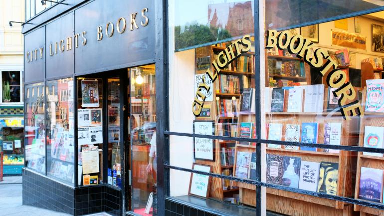 城市之光书店的橱窗展示 城市之光书店的橱窗展示