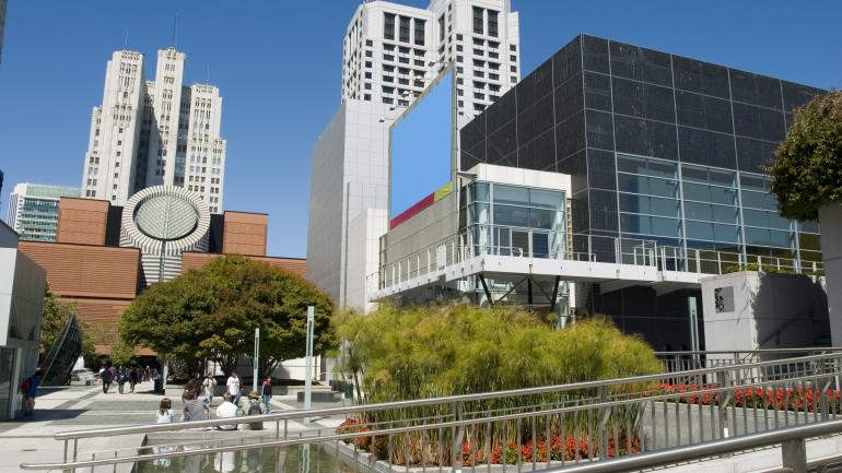 芳草地艺术中心的右边紧邻旧金山现代艺术博物馆 芳草地艺术中心的右边紧邻旧金山现代艺术博物馆