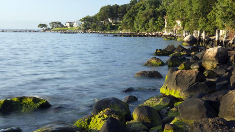 纽约州长岛市格伦科夫小镇的美丽海岸线 纽约州长岛市格伦科夫小镇的美丽海岸线