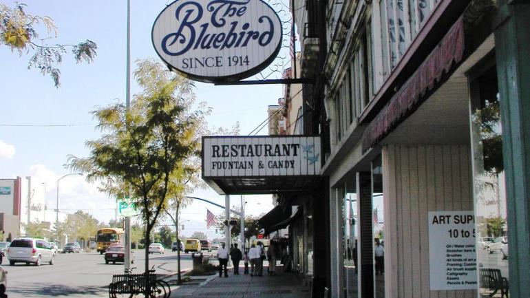 洛根市中心著名的 Bluebird Restaurant 餐厅